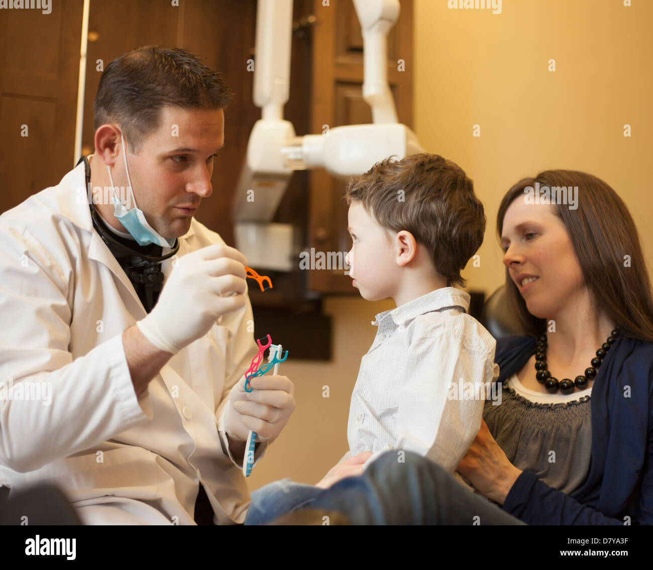 Medico e infermiere esaminando boy i denti in ufficio Foto Stock