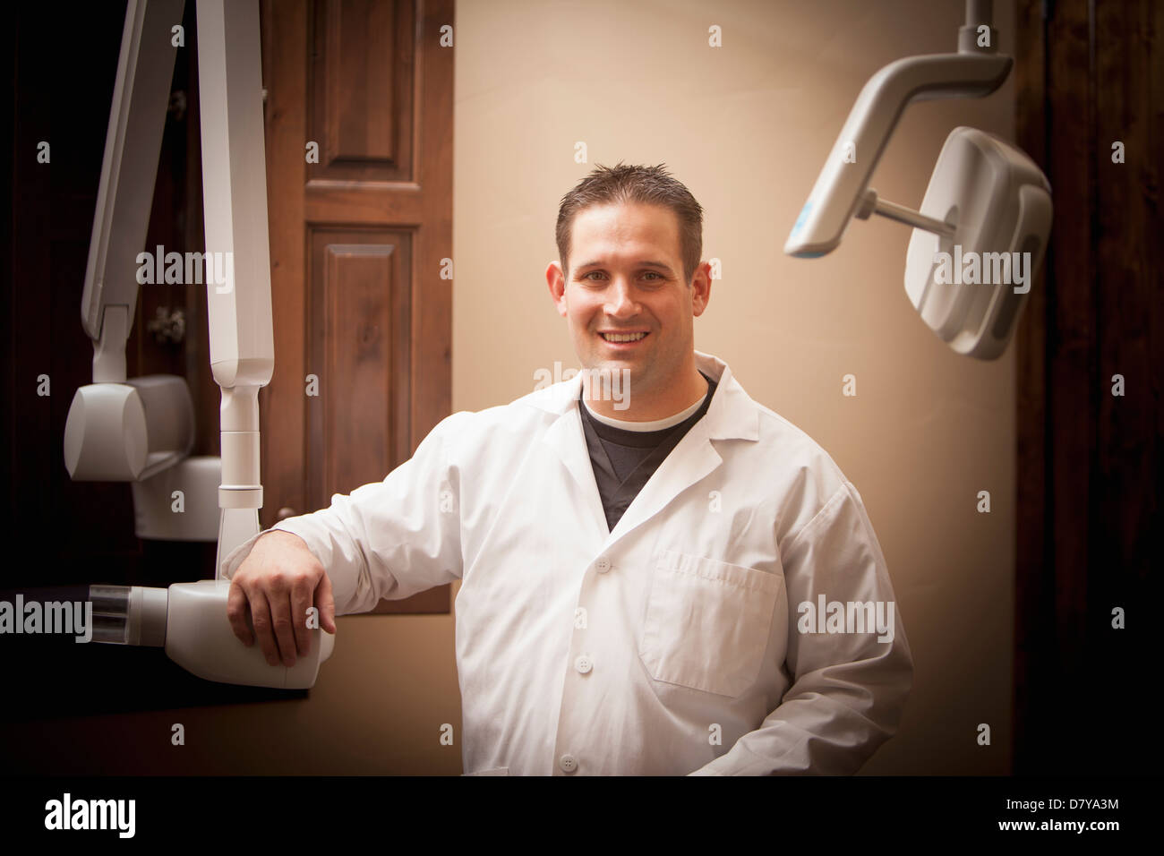 Dentista caucasica sorridente in ufficio Foto Stock