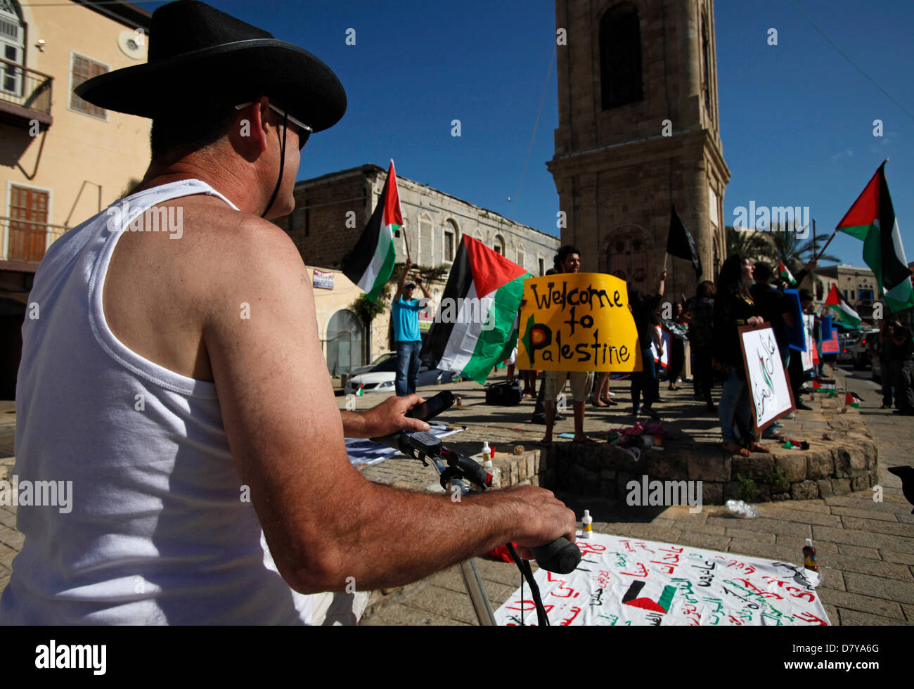 Un ebreo israeliano si trova accanto agli arabi israeliani che partecipano a un raduno nella città vecchia di Jaffa Israele in onore del giorno di Nakba, che è un giorno annuale di commemorazione dello sfollamento che ha preceduto e seguito la Dichiarazione di indipendenza israeliana nel 1948 Foto Stock