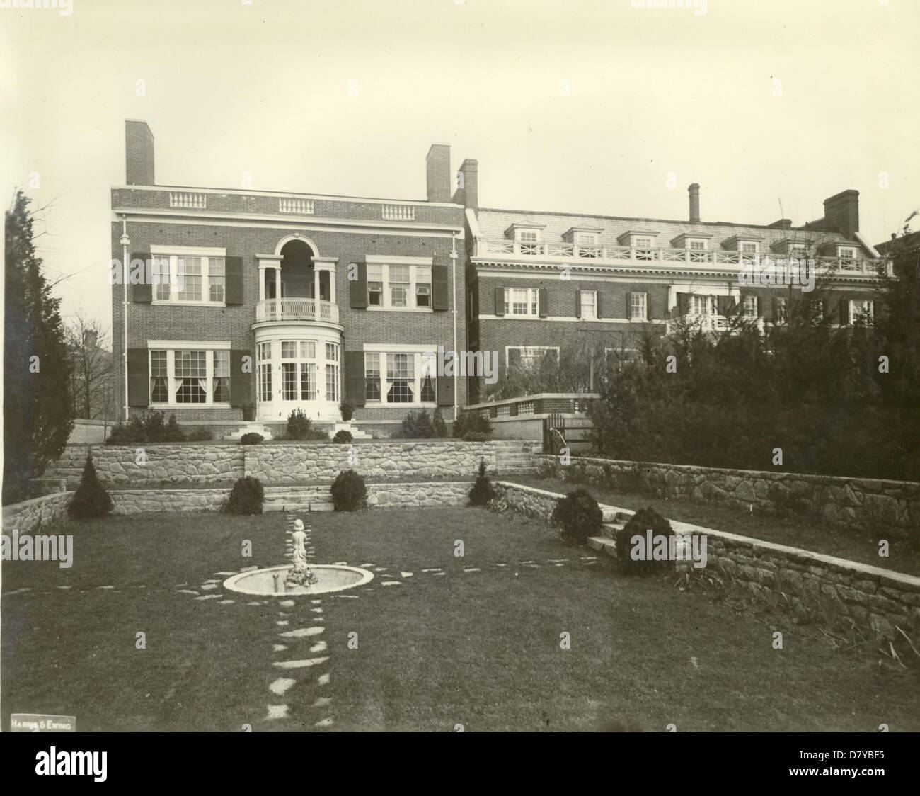 Questa fotografia mostra la vista posteriore di una residenza situata in S Street, Washington D.C. l'edificio è un notevole esempio di architettura dei primi anni del XX secolo, che fornisce informazioni sulla vita residenziale nella capitale durante quell'epoca. Foto Stock