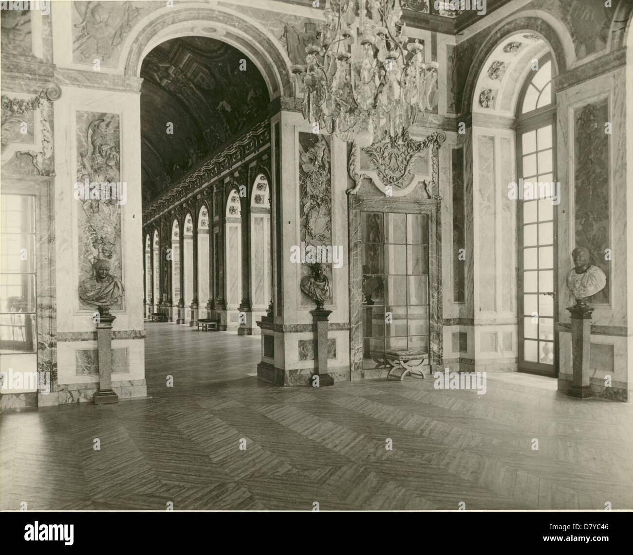 La sala degli specchi del Palazzo di Versailles, nota per aver ospitato la firma del trattato di pace che pose fine alla prima guerra mondiale, è un simbolo della diplomazia e dei trattati di pace europei. Foto Stock