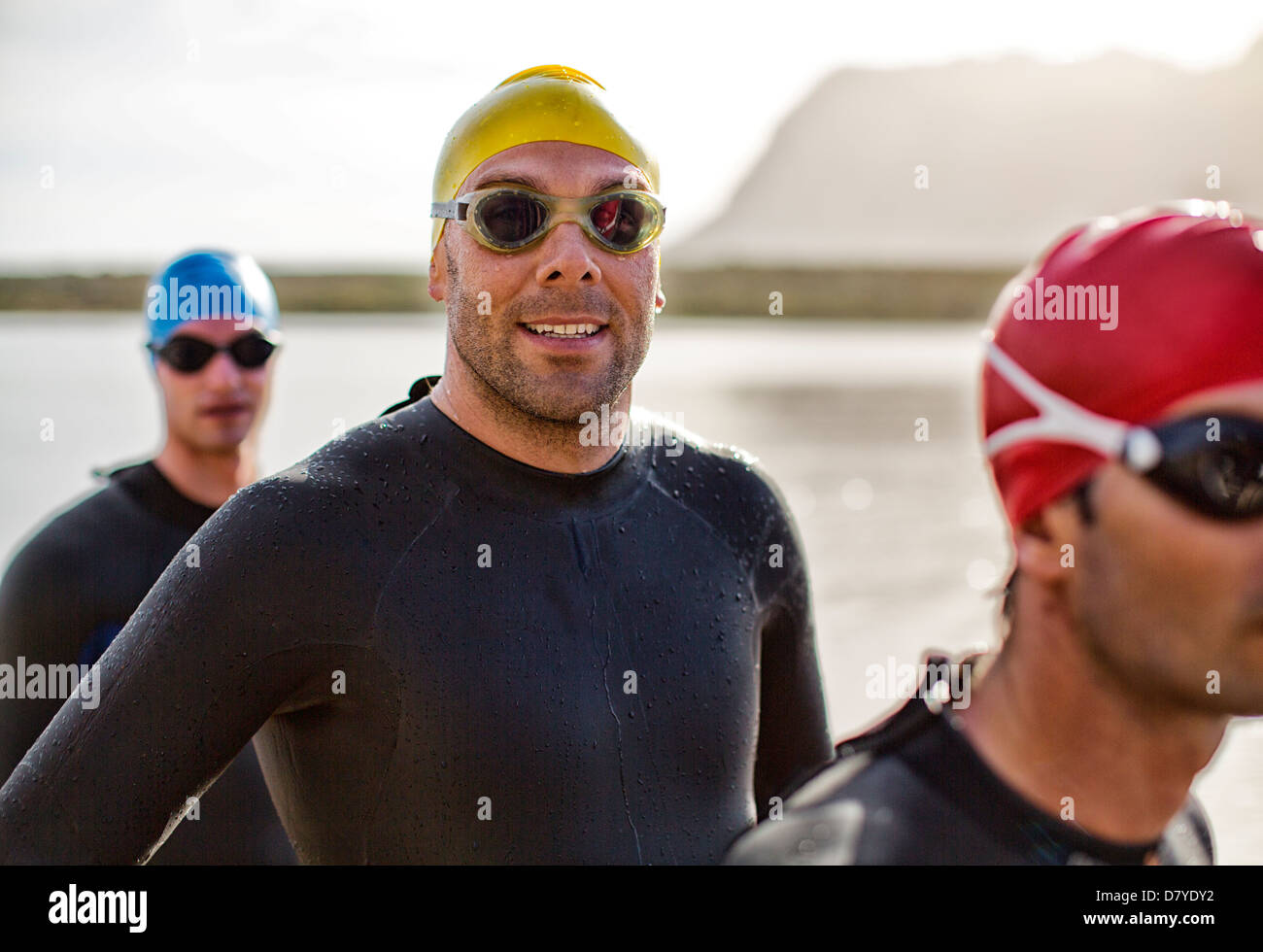 Triatleti in wetsuit sorridente in acqua Foto Stock