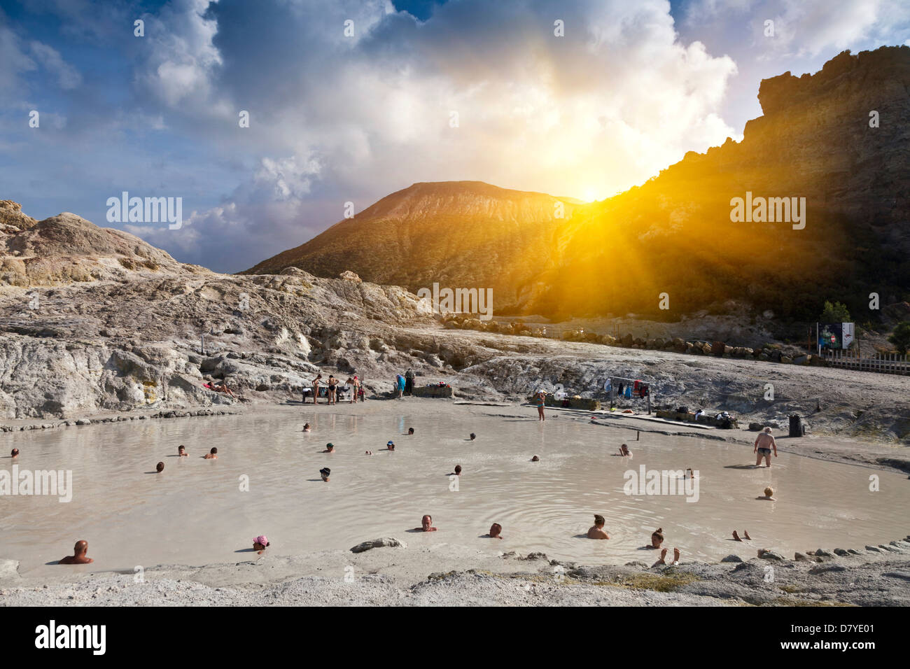 La gente di balneazione in hot springs, isola di Vulcano, Sicilia, Italia Foto Stock
