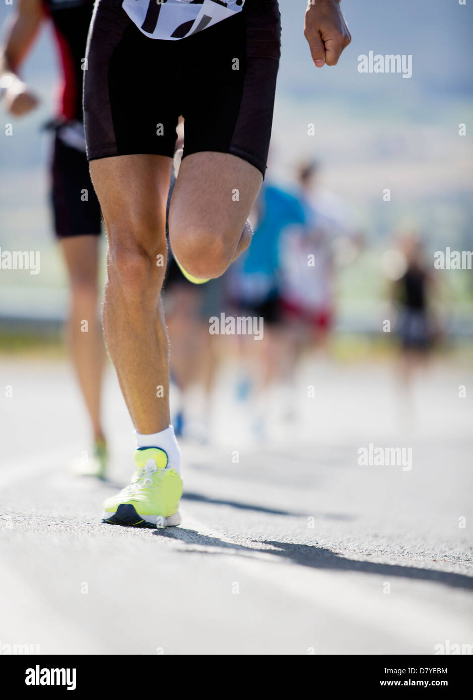 Runner in gara su strada rurale Foto Stock