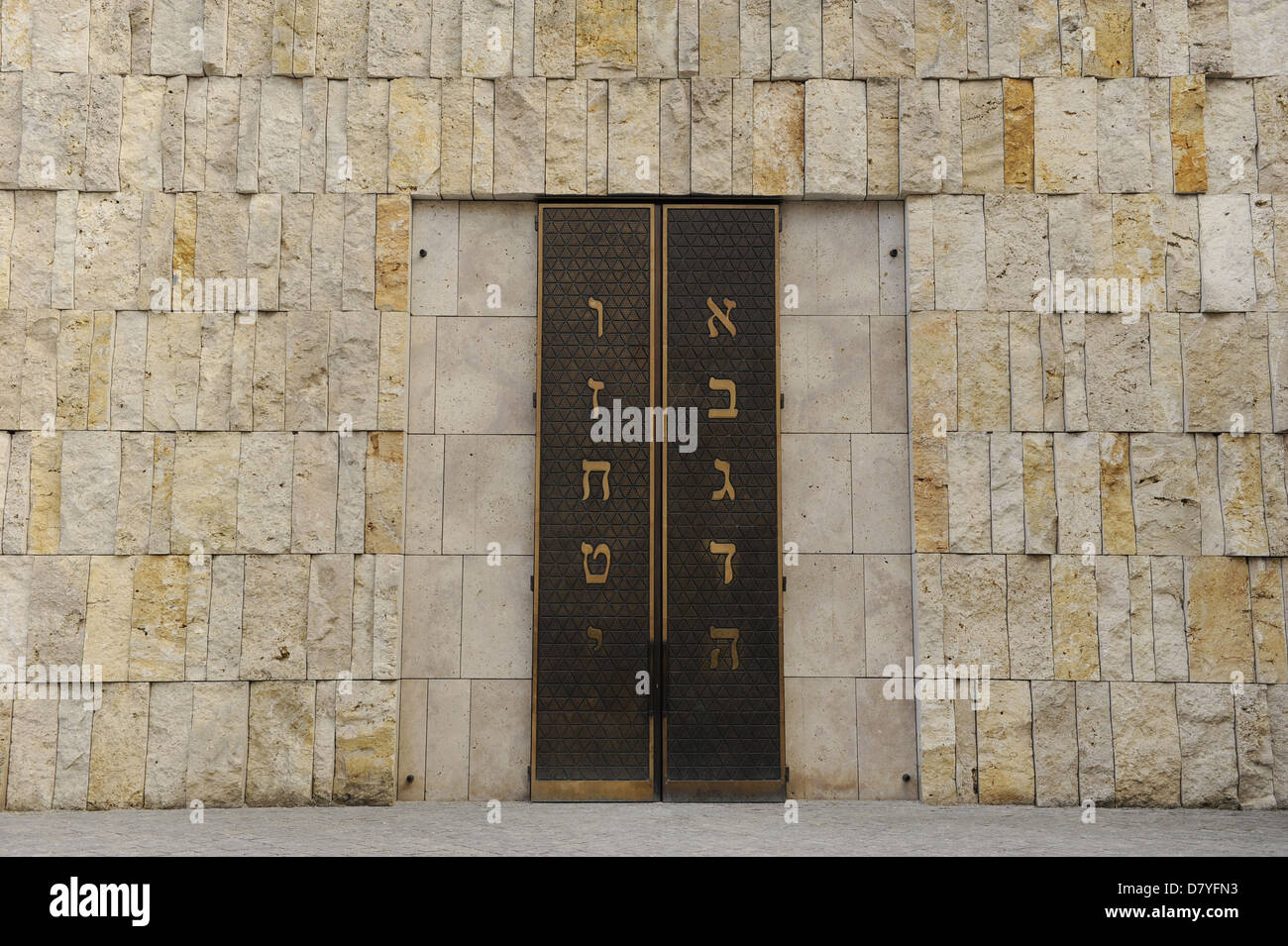 Germania. Il Museo ebraico di Monaco di Baviera costruito tra il 2004-2007 e progettato da Wandel-Hoefer e Lorch. Porta di I Dieci Comandamenti. Foto Stock