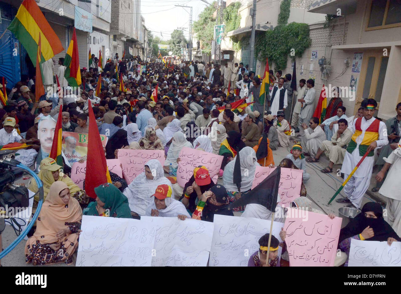 I sostenitori di Balochistan National Party (Mengal) chant slogan presunti brogli nelle elezioni generali durante la manifestazione di protesta al di fuori di elezione ufficio della Commissione a Quetta Mercoledì, 15 maggio 2013. Foto Stock