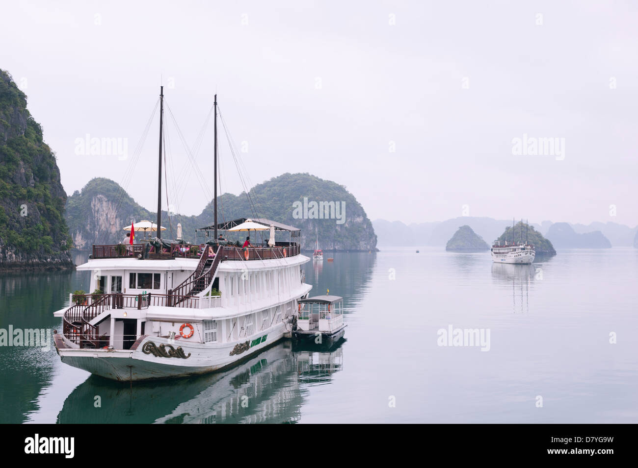 La Baia di Ha Long, Vietnam - Crociera turistica imbarcazione attraccata Foto Stock