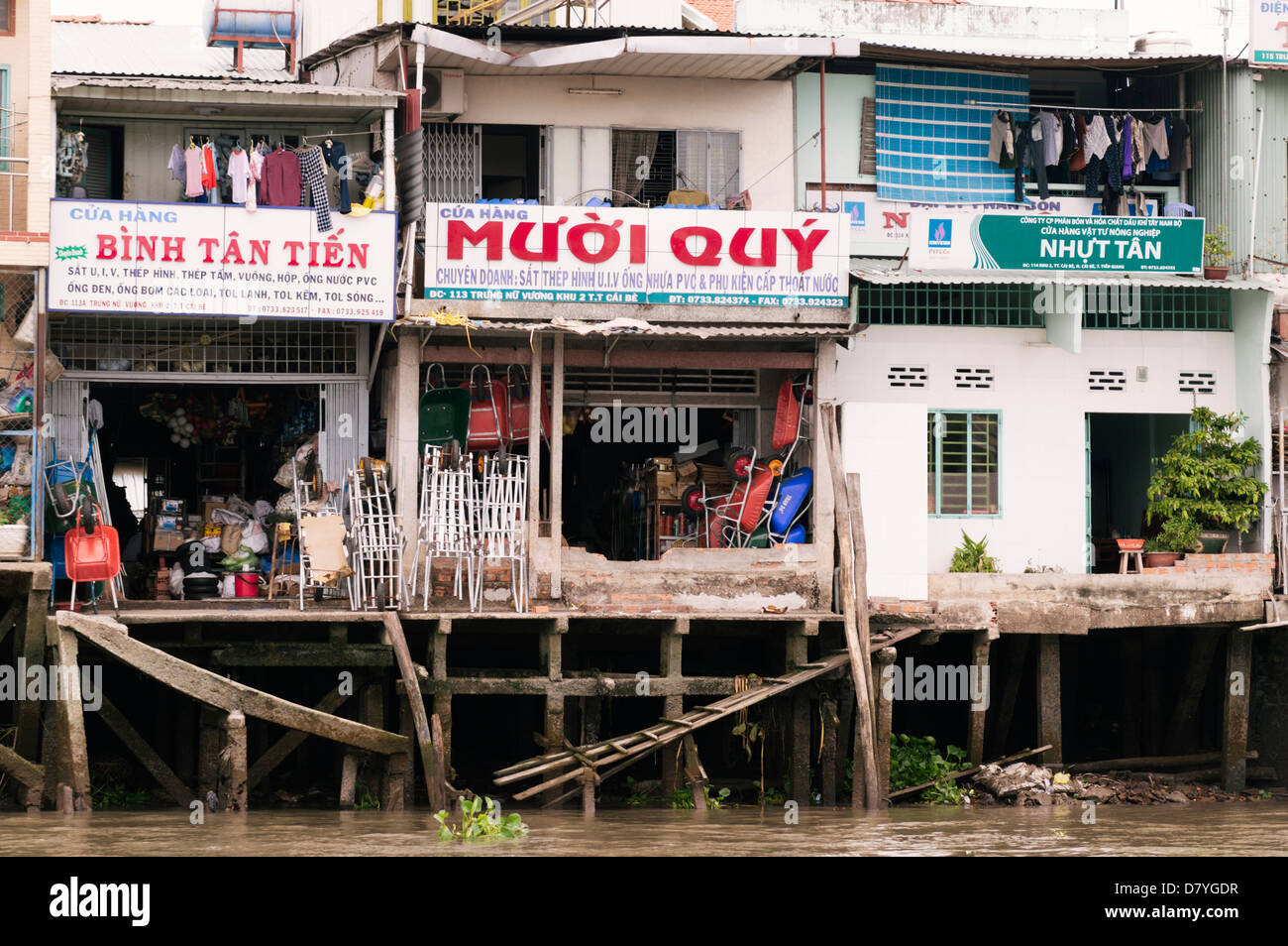 Delta del Mekong, Vietnam - tipico waterside shops e alloggiamento Foto Stock