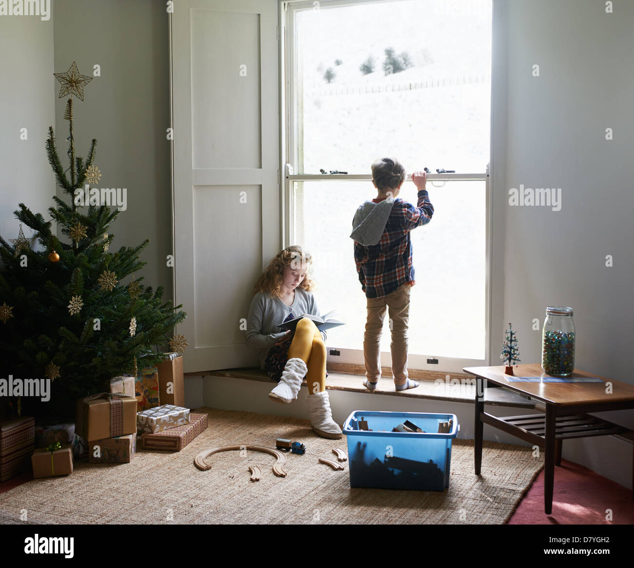 Bambini nella stanza vivente con albero di Natale Foto Stock