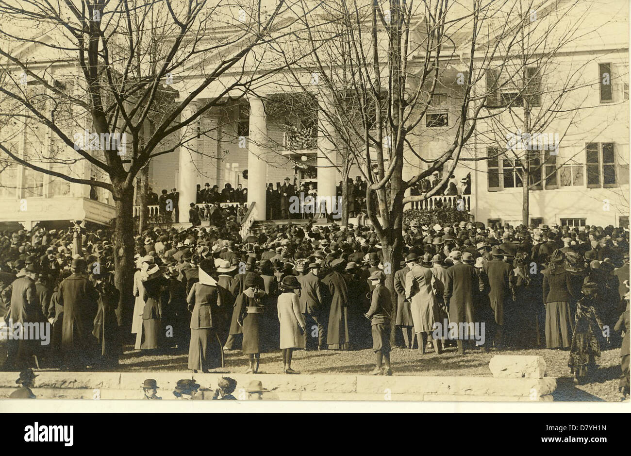 Woodrow Wilson si rivolge a una folla al Mary Baldwin College di Staunton, Virginia, evidenziando il suo legame con il college e il suo ruolo nella politica degli Stati Uniti. Foto Stock