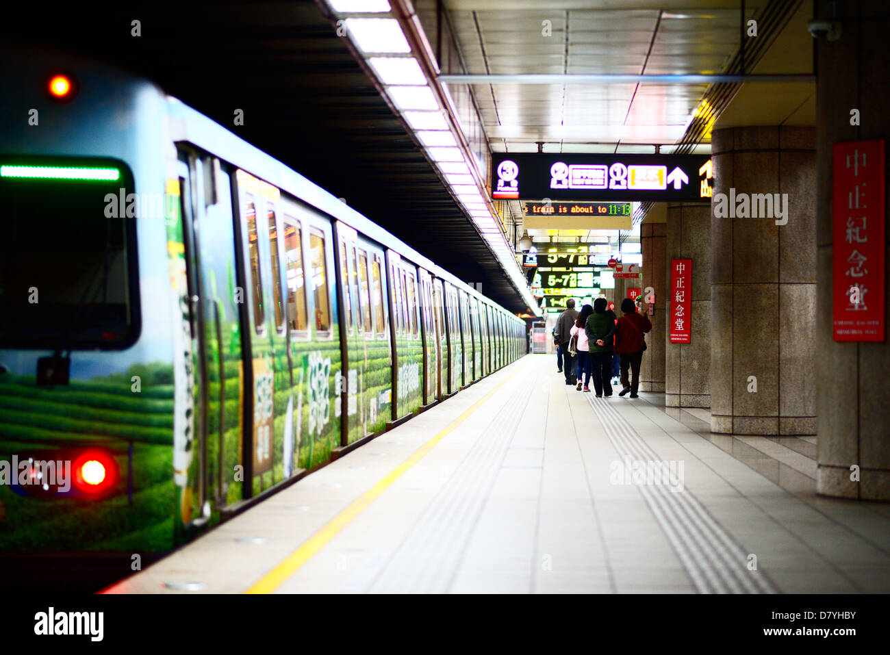Il treno e la piattaforma a Chiang Kai-Shek Memorial Hall dalla stazione di Taipei, Taiwan. Foto Stock