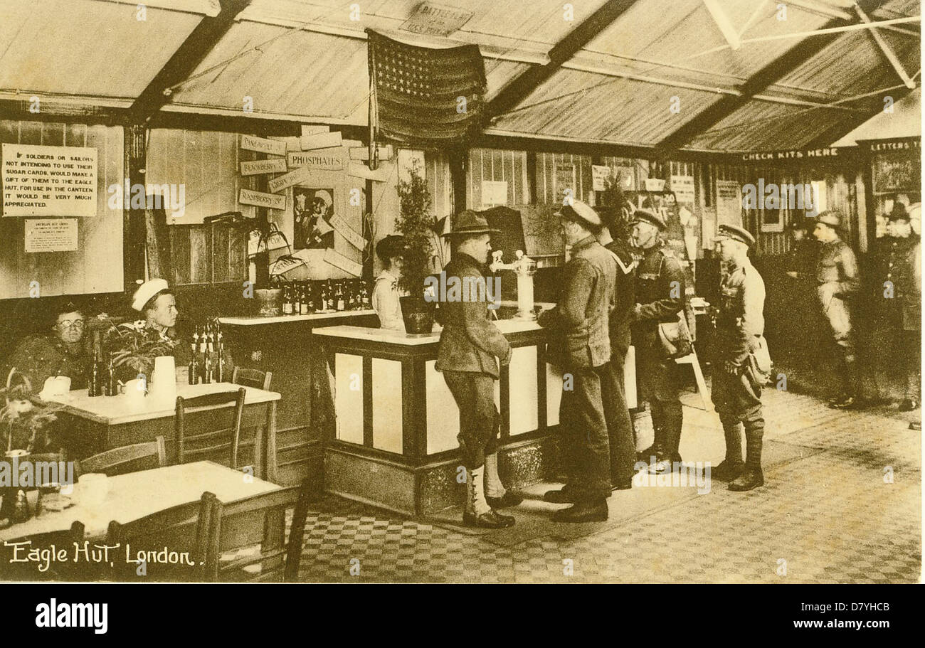 Una capanna YMCA Eagle in Inghilterra durante la prima guerra mondiale, che funge da rifugio e spazio sociale per i soldati. Questa fotografia cattura un momento storico in tempo di guerra in Inghilterra, evidenziando il ruolo della YMCA nel sostenere il personale militare durante il conflitto. Foto Stock