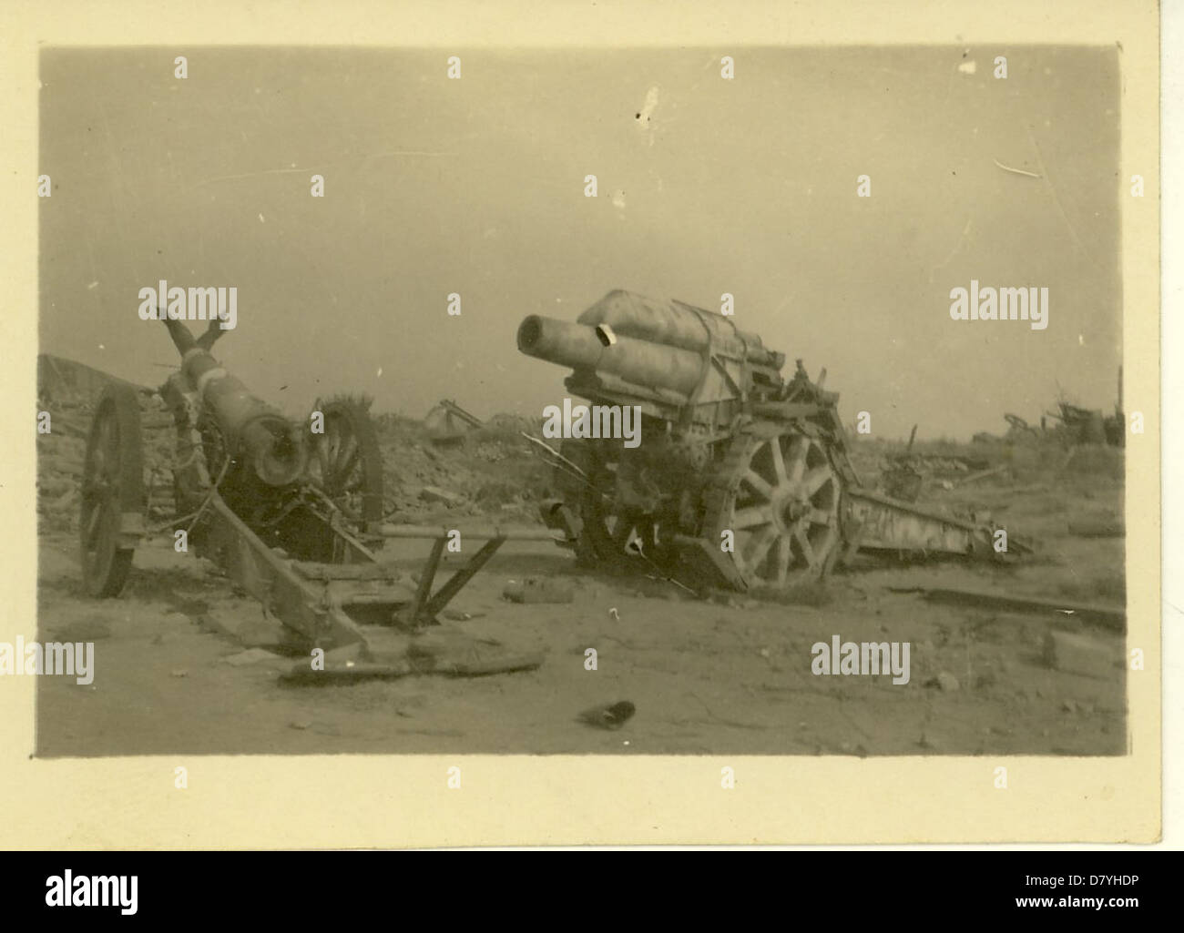 Questa immagine raffigura gli obici tedeschi in azione a Ypres durante la prima guerra mondiale. Gli obici erano pezzi chiave di artiglieria utilizzati dalla Germania durante la guerra, evidenziando la loro strategia militare e i progressi tecnologici. Foto Stock