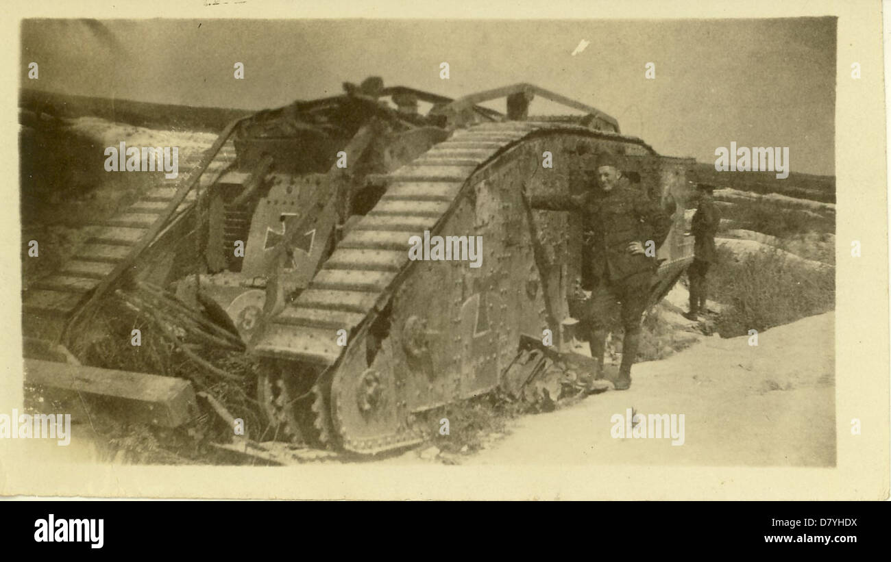Un carro armato tedesco, mostrato alle redini, è una rappresentazione storica della tecnologia militare della prima guerra mondiale. I carri armati furono introdotti durante la prima guerra mondiale, rivoluzionando la guerra e fungendo da simbolo dei progressi tecnologici nel combattimento. Foto Stock