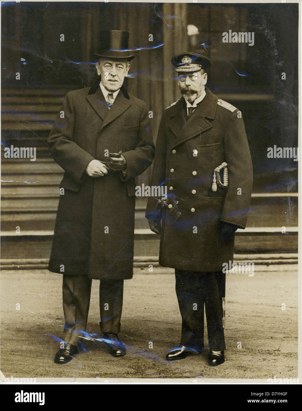Una fotografia storica con il presidente Woodrow Wilson e il re Giorgio V d'Inghilterra durante la conferenza di pace di Parigi del 1919. Questa immagine cattura i due leader durante un momento cruciale nella diplomazia post-guerra. Foto Stock