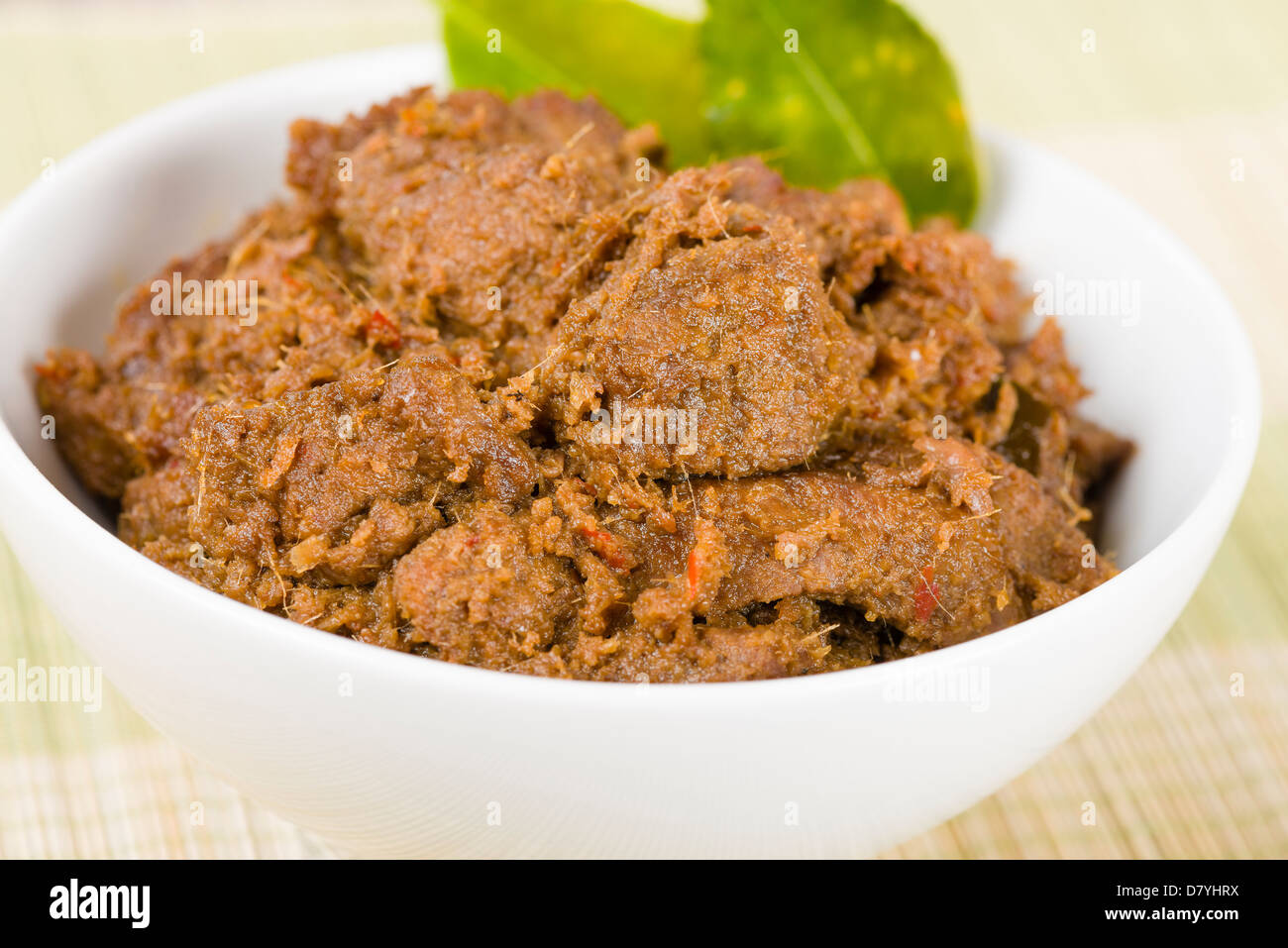 Daging Rendang - carni bovine essiccate curry con latte di cocco e spezie. Tradizionali di Indonesia, Malaysia e Singapore piatto. Foto Stock