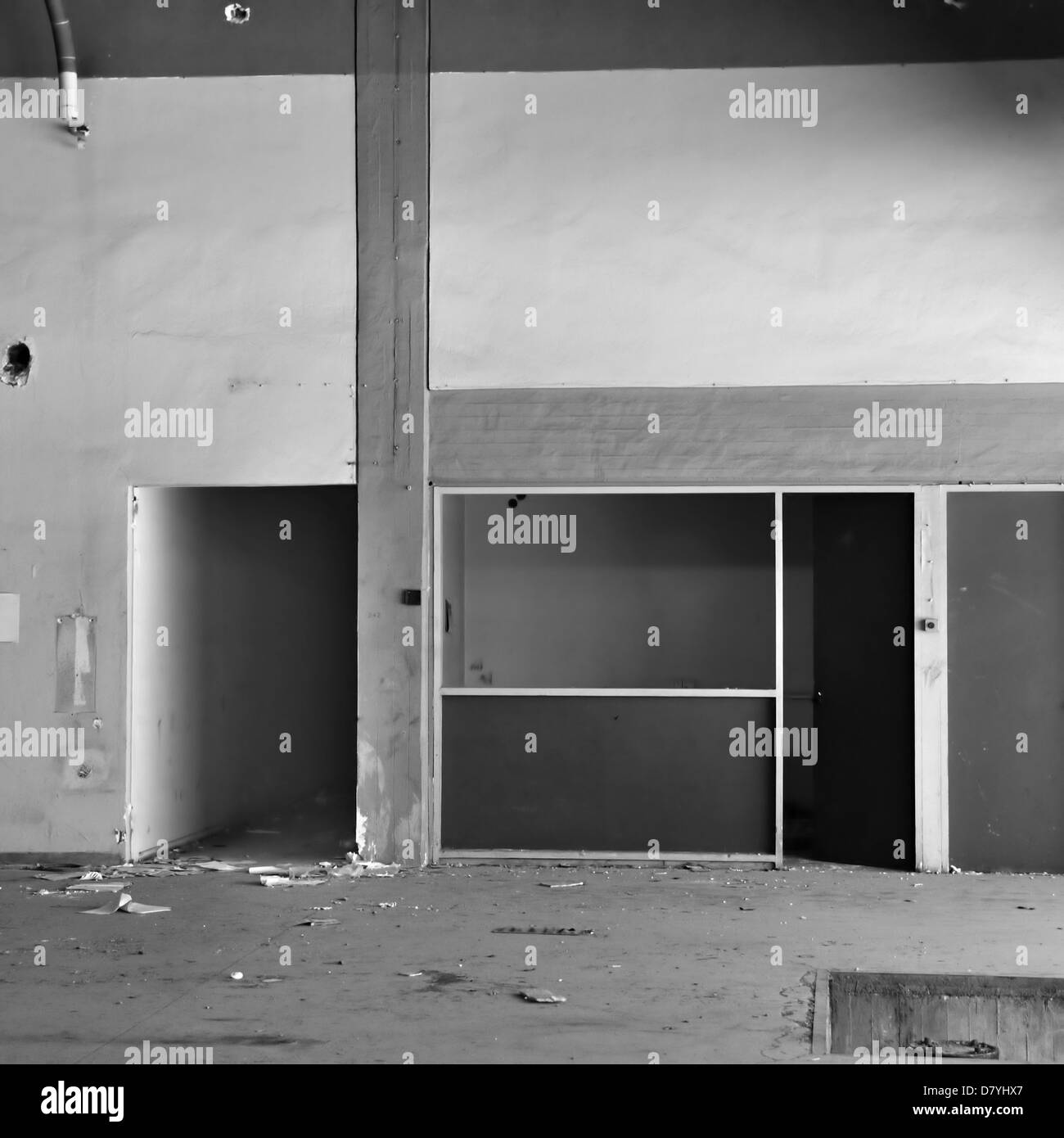 Stanza vuota e un muro di cemento abbandonati nell interno di fabbrica. In bianco e nero. Foto Stock