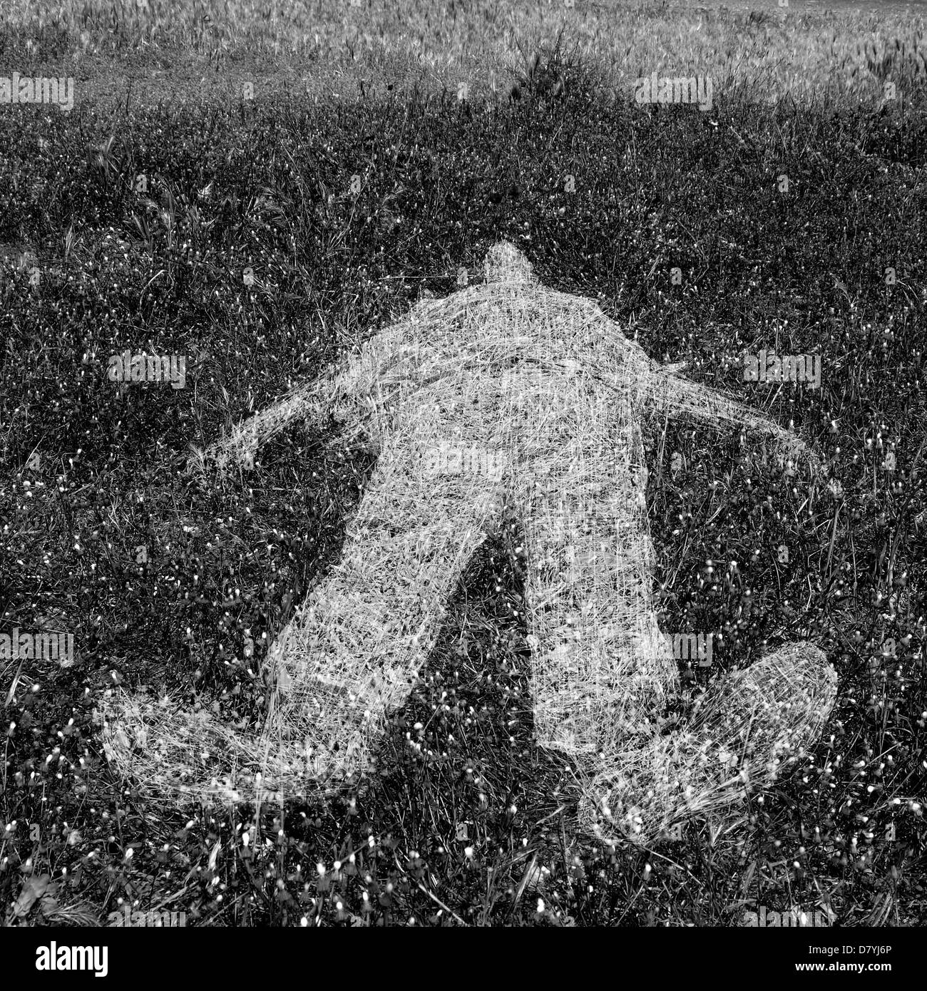 Figura umana reclinata profilo impresso sull'erba. In bianco e nero. Foto Stock