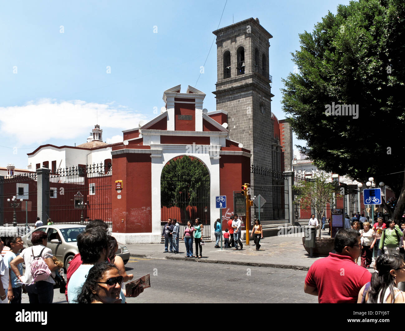 Xv secolo la chiesa di Santo Domingo de Guzman fronti strada pedonale di Calle Cinco de Mayo come la gente in attesa di attraversare il traffico Puebla Foto Stock