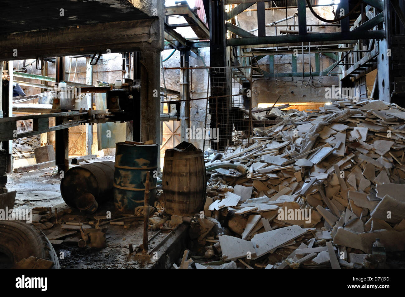 Abbandonata la lavorazione del marmo interni di fabbrica. Il decadimento industriale. Foto Stock