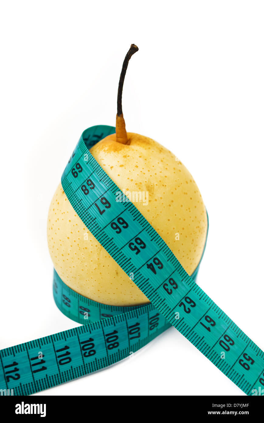 Giallo gustoso frutto di pera su uno sfondo bianco con il nastro blu strumento di misura. Foto Stock