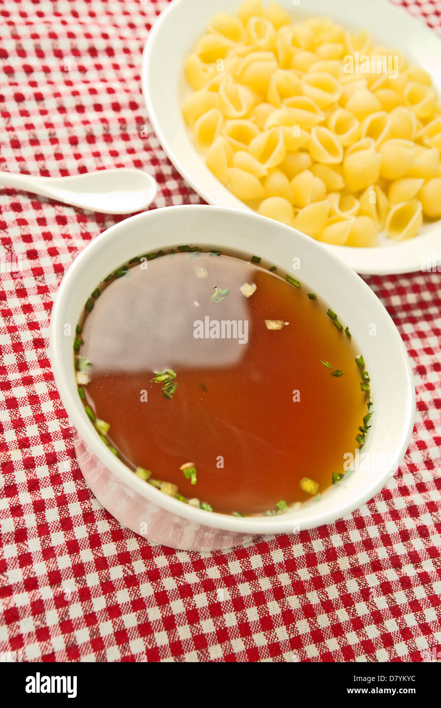 Zuppa di verdure servita su un tavolo da cucina per il pasto con la pasta in un piatto da portata. Foto Stock