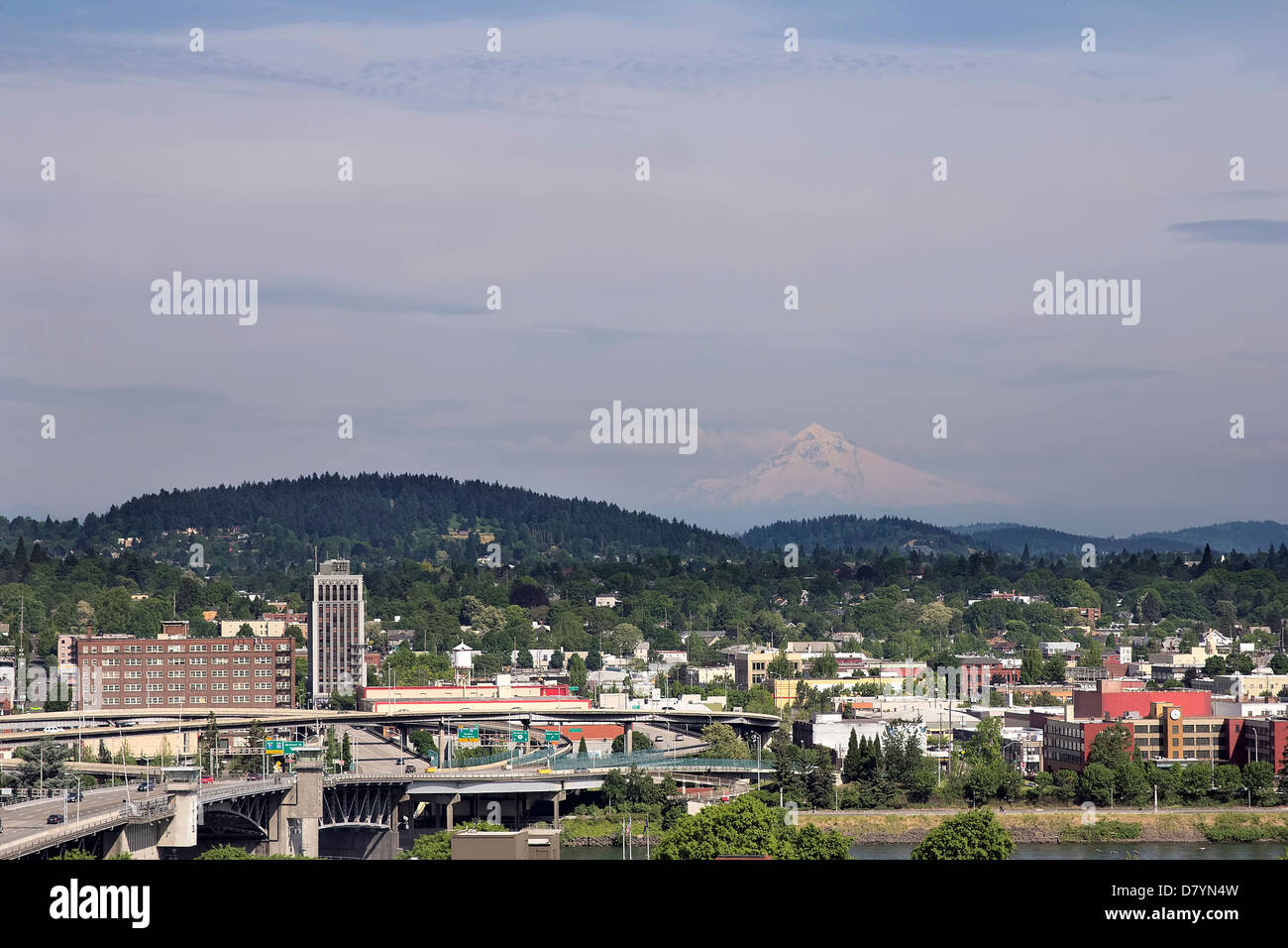 Portland Oregon Downtown con il Monte Cofano e Willamette vista fiume Foto Stock