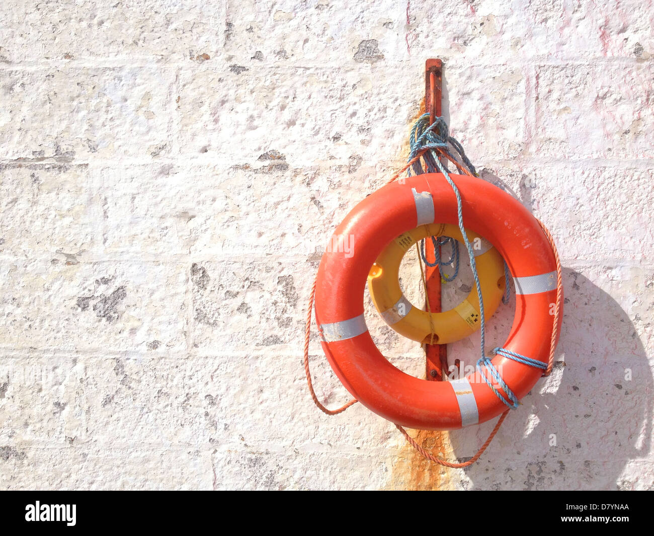 Lifebouy,bouy,anello di vita,tubo,sicurezza,affogando,dispositivo di galleggiamento,galleggiante,salvataggio,linea di vita, Foto Stock