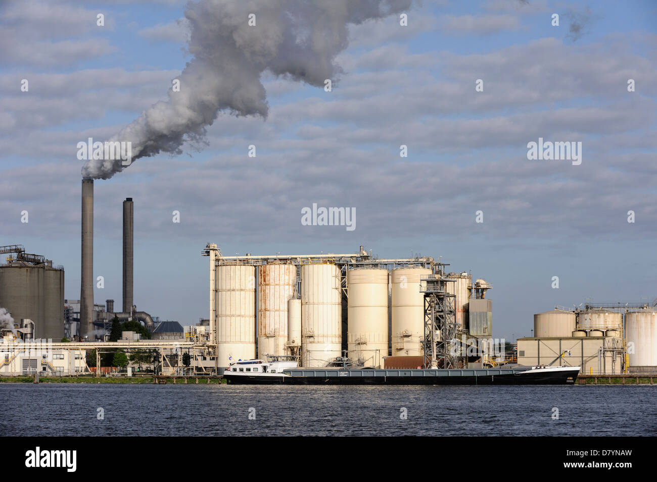 Combustione di carbone vegetale di energia con il terminal container e il fiume in primo piano, Amsterdam, Paesi Bassi, Europa Foto Stock
