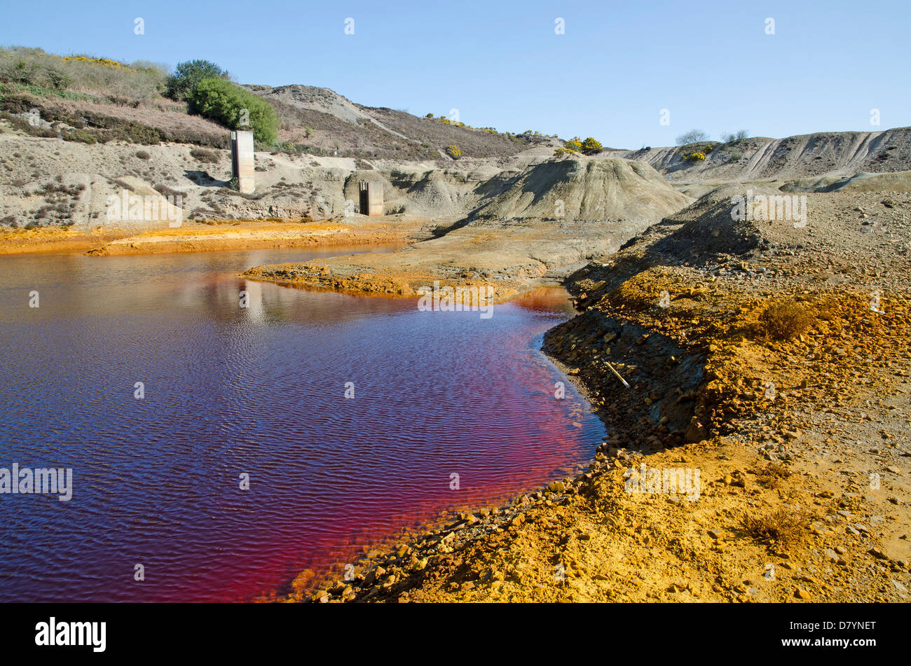 Terreni contaminati e acqua sul vecchio Wheal cameriera miniera di rame vicino San giorno in Cornwall, Regno Unito Foto Stock