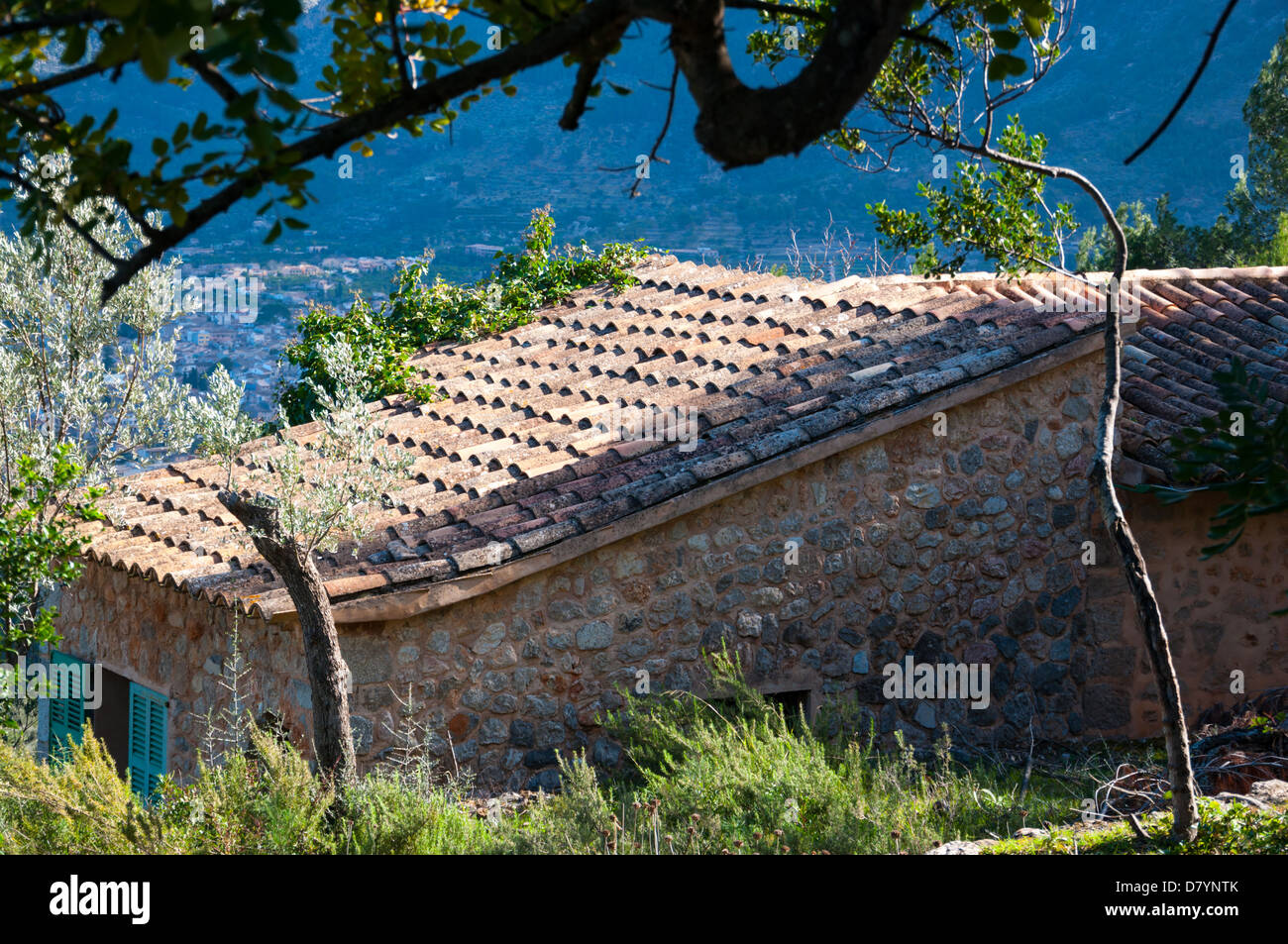 Tetto di tegole su old finca rurale nella valle di Soller Maiorca. Foto Stock