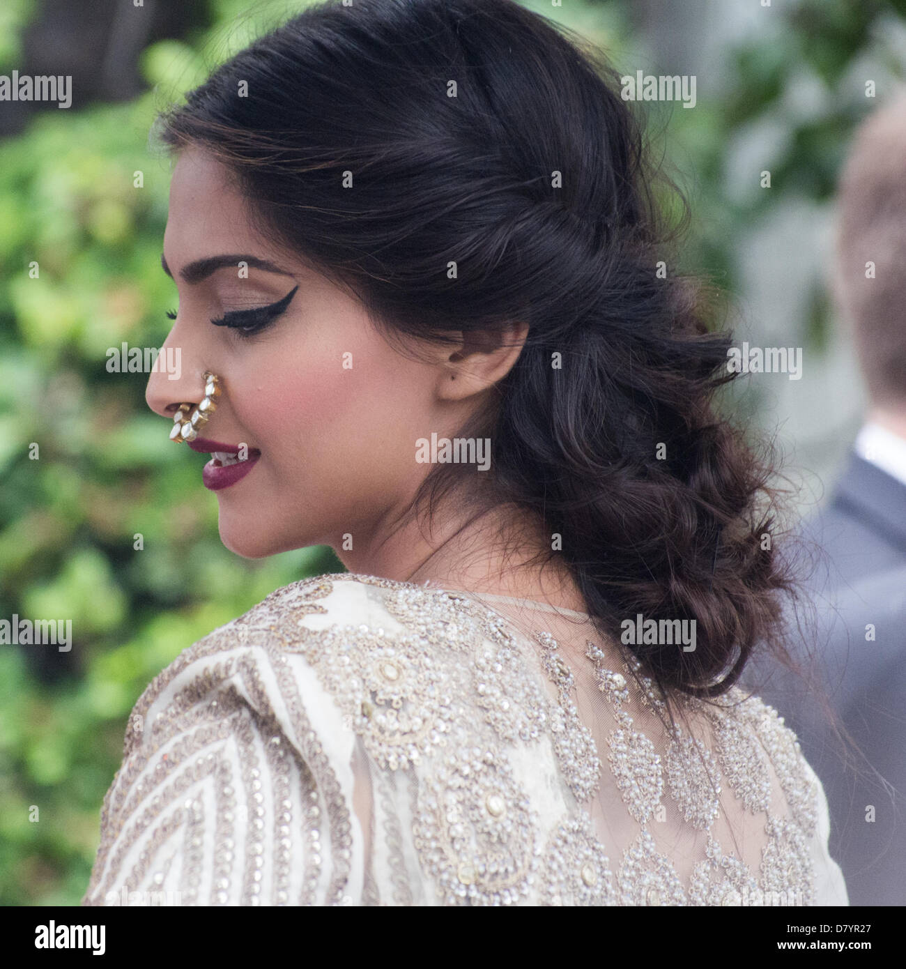 Cannes, Francia. Il 15 maggio 2013. L'attrice Sonam Kapoor lasciare l'hotel Martinez durante la 66annuale di Cannes Film Festival presso il Teatro Lumiere il 15 maggio 2013 a Cannes, Francia. Credito: jonatha borzicchi editorial /Alamy Live News Foto Stock