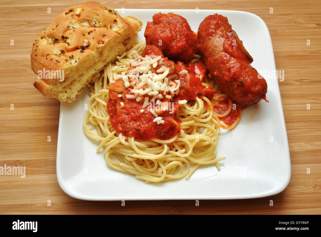 Italiano Cena Spaghetti con formaggio grattugiato e pane Foto Stock