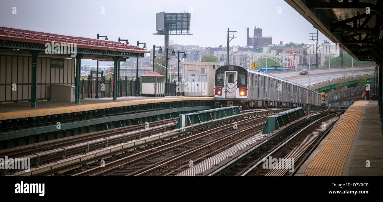 Un numero 6 IRT treno tira nella Whitlock Avenue stazione elevata nel Bronx a New York Foto Stock