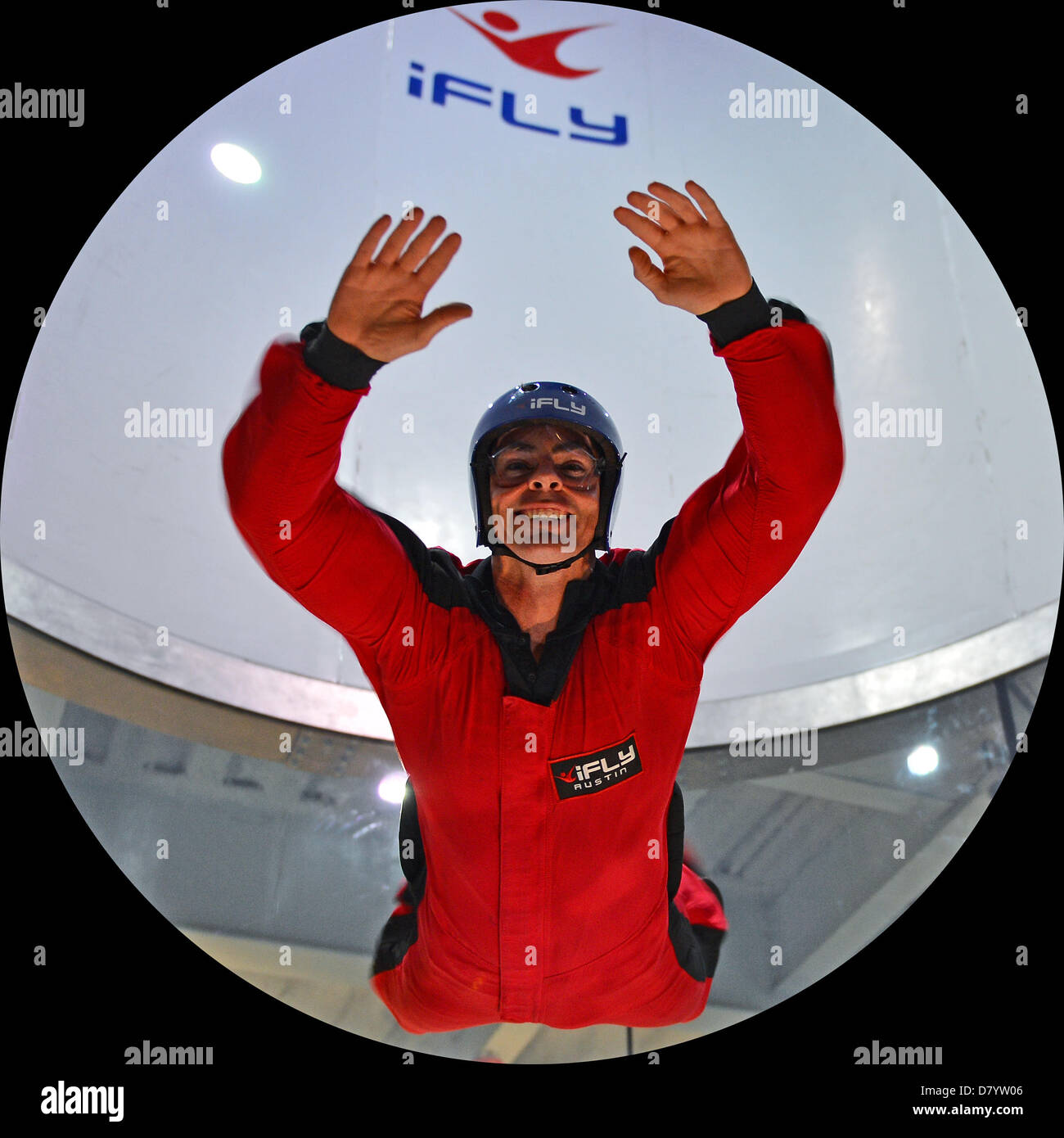 Austin, TX, Stati Uniti Maggio 15, 2013. V8 Supercars conducente Craig Lowndes tenta indoor skydiving in corrispondenza di una struttura locale di Austin, TX. Credito: Cal Sport Media /Alamy Live News Foto Stock