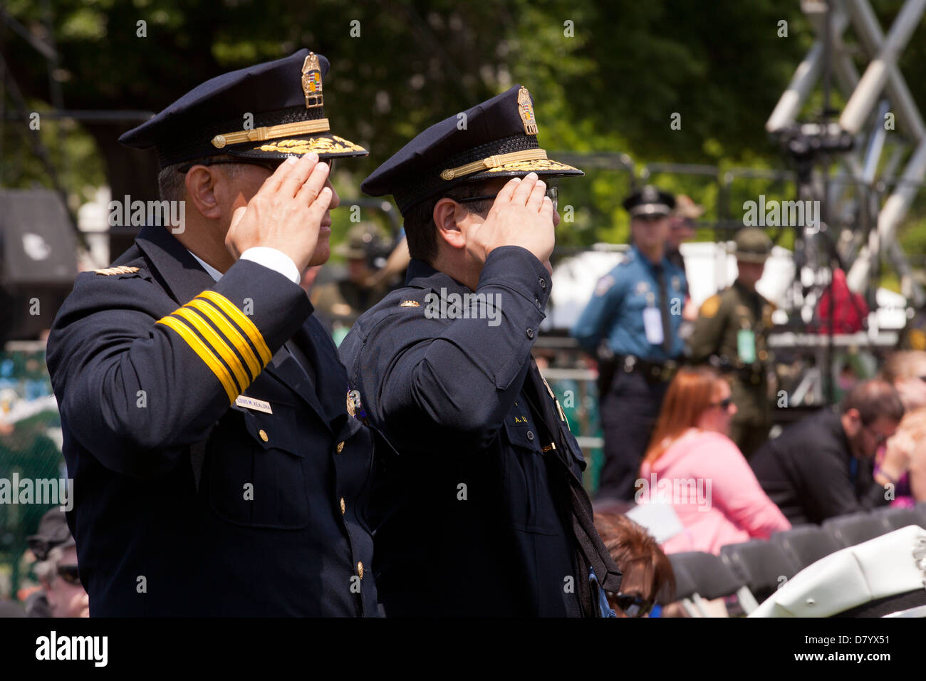 Gli ufficiali di polizia salutando, Polizia settimana 2013 - Washington DC, Stati Uniti d'America Foto Stock