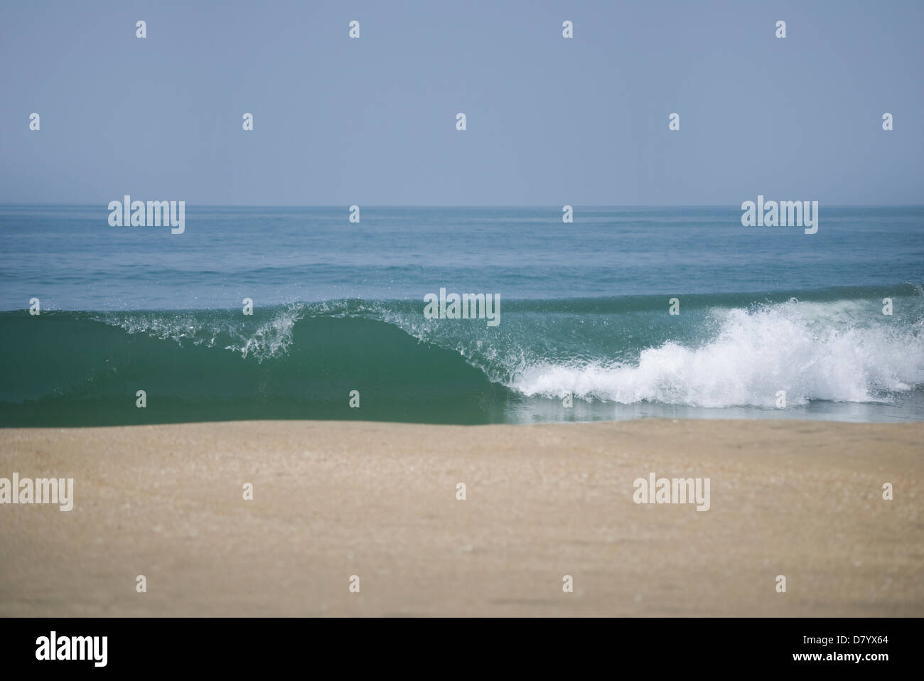 Il mare blu e rotolamento, rompendo onda bianco, Goa in India Foto Stock