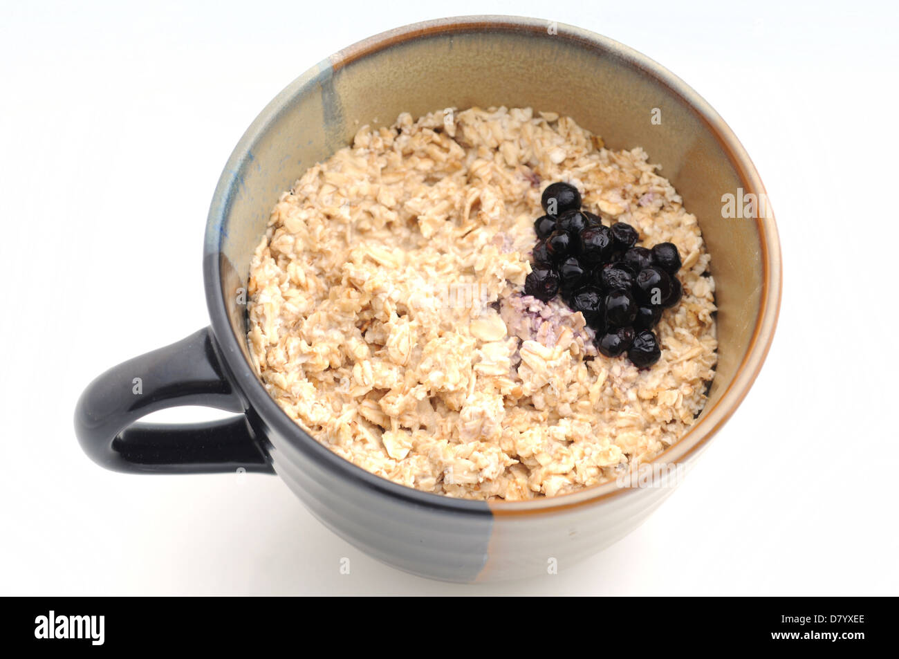 Farina di avena e mirtilli in tazza grande per colazione o uno spuntino Foto Stock