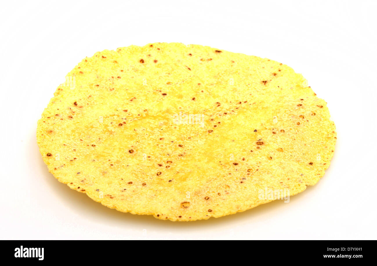 Pianura tortilla di mais su sfondo bianco Foto Stock