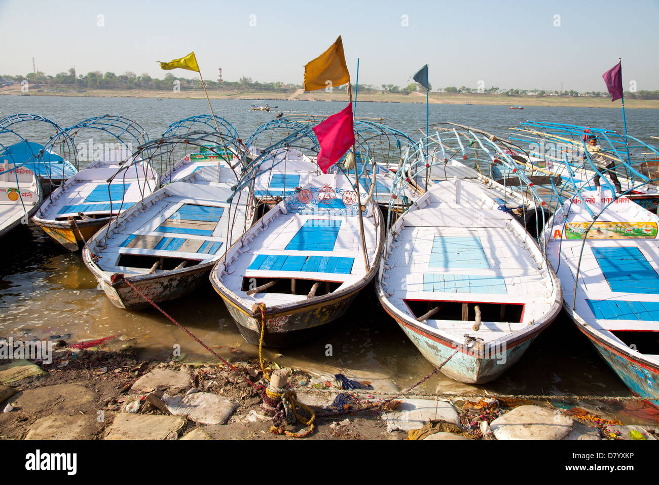 Barche alla riunione dei fiumi Gange e Yamuna vicino Allahabad, Uttar Pradesh, India Foto Stock