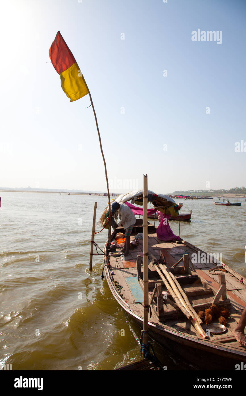 Barca alla riunione dei fiumi Gange e Yamuna vicino Allahabad, Uttar Pradesh, India Foto Stock