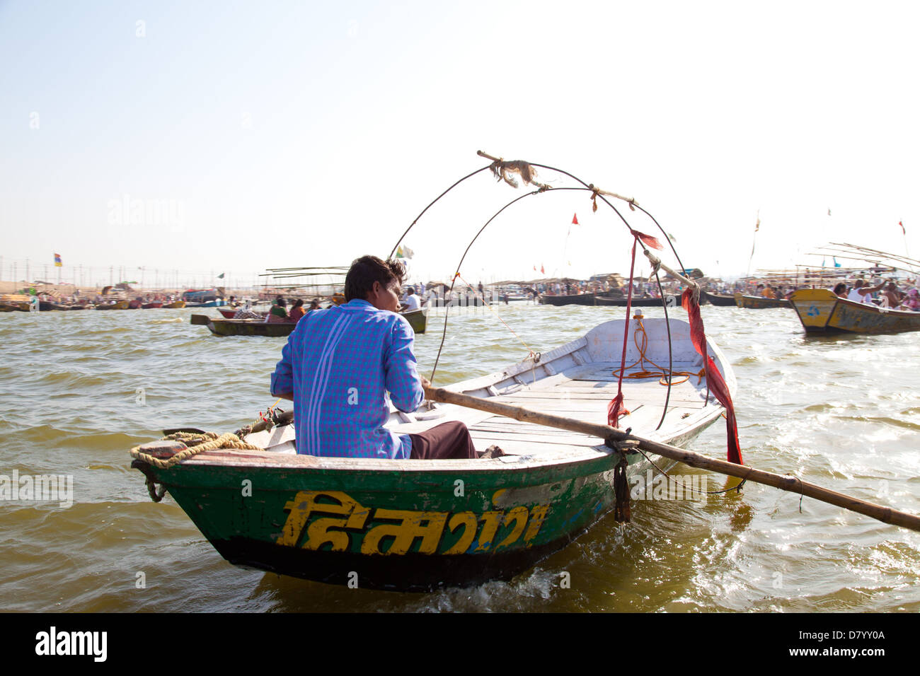 Barcaiolo alla riunione dei fiumi Gange e Yamuna vicino Allahabad, Uttar Pradesh, India Foto Stock
