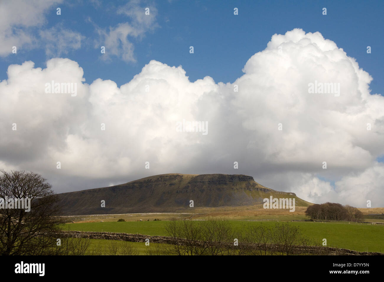 Nuvole sopra Penyghent Foto Stock