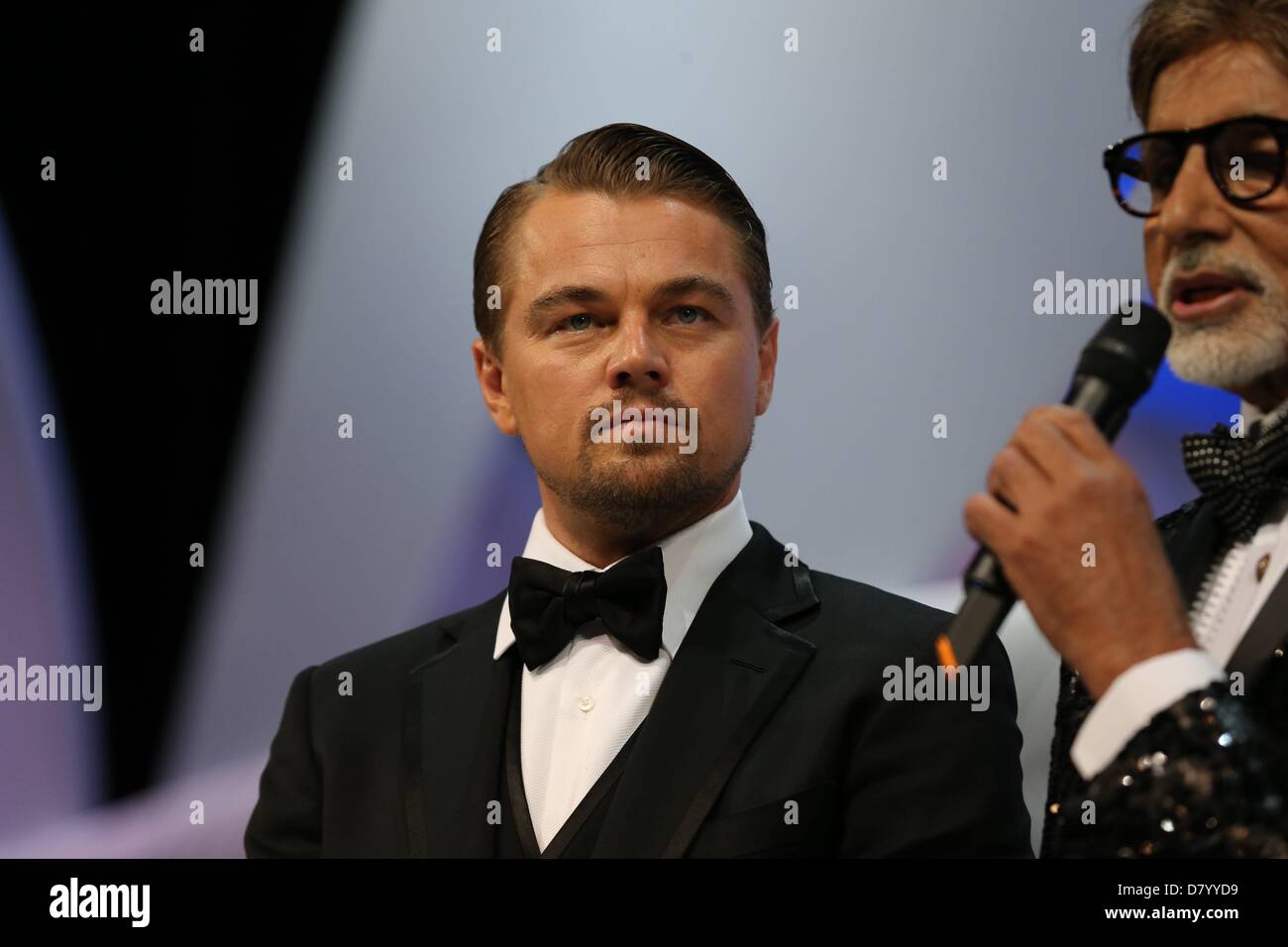 Cannes, Francia, 15 maggio 2013. Attori Leonardo DiCaprio (l) e Amitabh Bachchan assistere alla cerimonia di apertura della 66° Esposizione Internazionale Cannes Film Festival presso il Palais des Festivals a Cannes, Francia, il 15 maggio 2013. Foto: Hubert Boesl/DPA/Alamy Live News Foto Stock