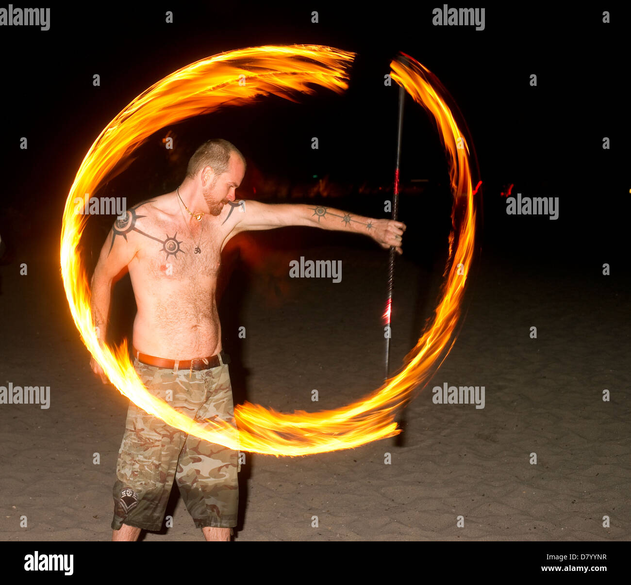 Un uomo festeggia il nuovo anno il suo modo accogliendo nuove sfide giocando con il fuoco la filatura Foto Stock