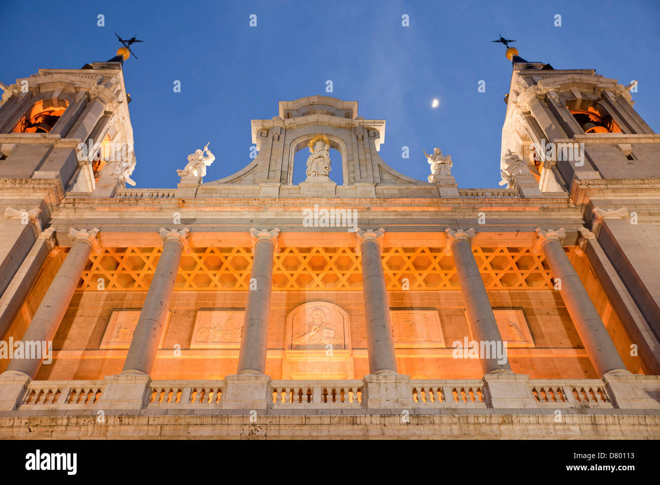 Gli illuminati dalla Cattedrale Almudena Santa Maria la Real de La Almudena di Madrid di notte, Spagna, Europa Foto Stock