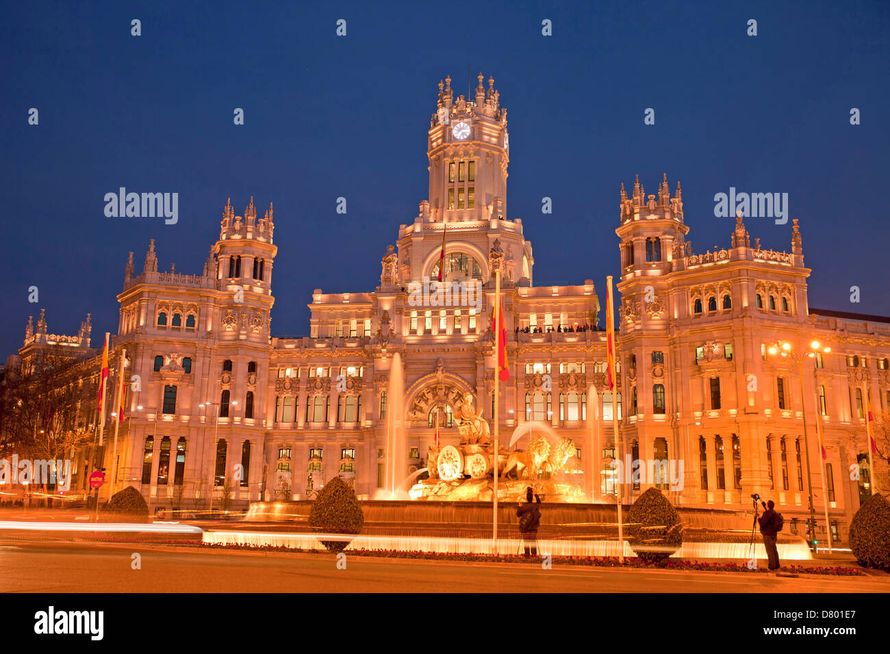 Gli illuminati ex ufficio postale Palacio de Comunicaciones o Palacio de Cibeles su Plaza de Cibeles, Madrid, Spagna, Europa Foto Stock