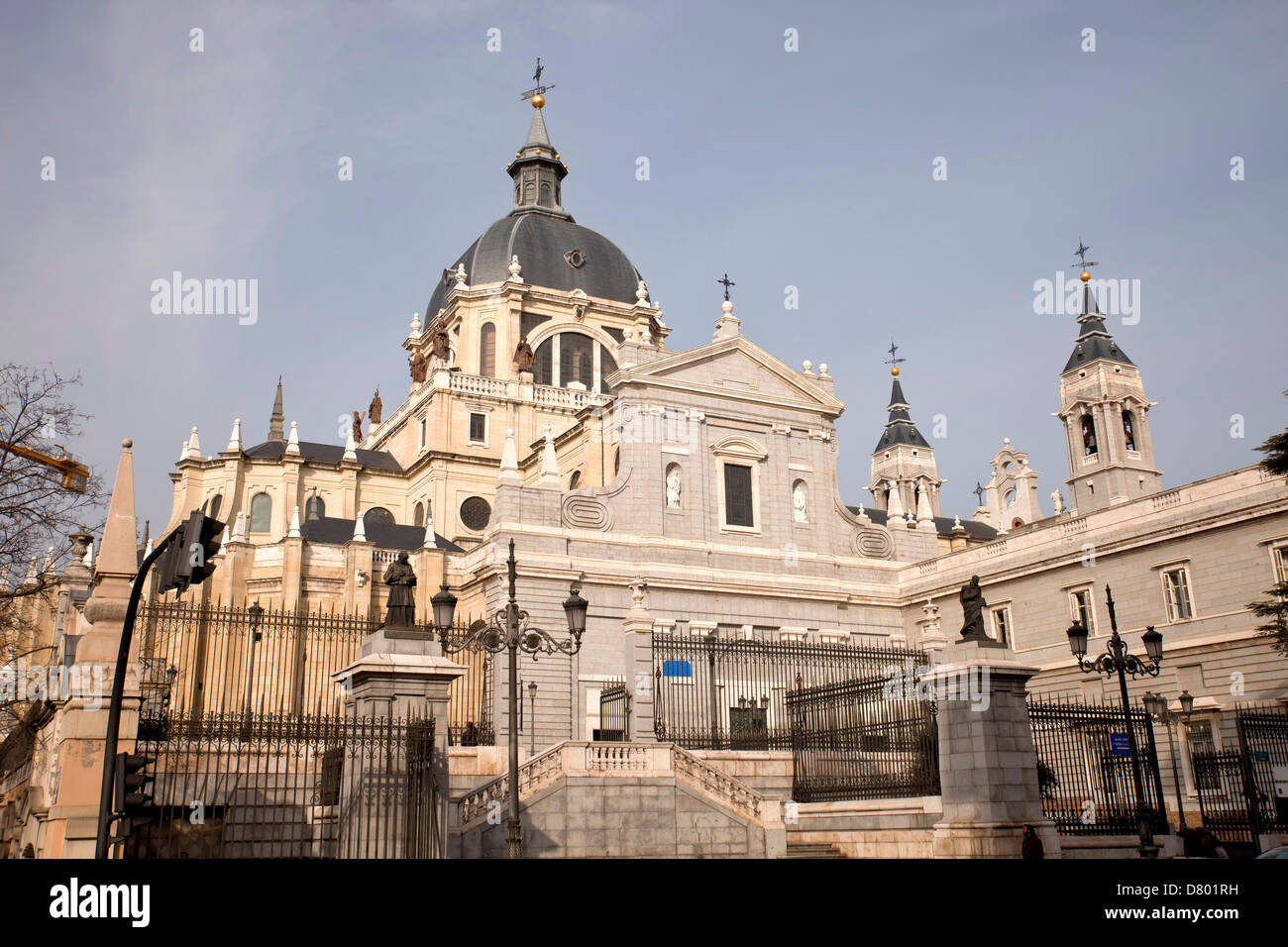 Il cattolico Cattedrale Almudena Santa Maria la Real de La Almudena di Madrid in Spagna, Europa Foto Stock