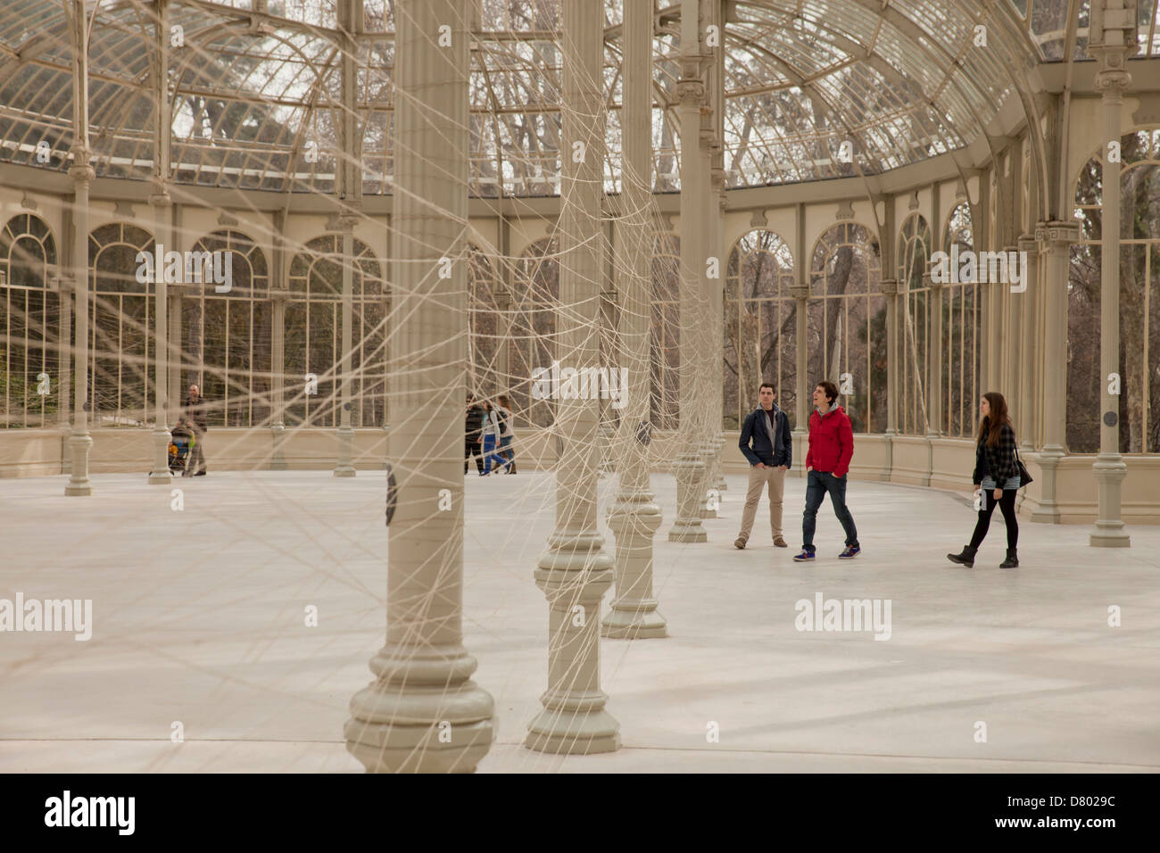 L'arte all'interno di Crystal palace Palacio de Cristal presso il parco Parque del Retiro nella capitale spagnola Madrid, Spagna, Europa Foto Stock