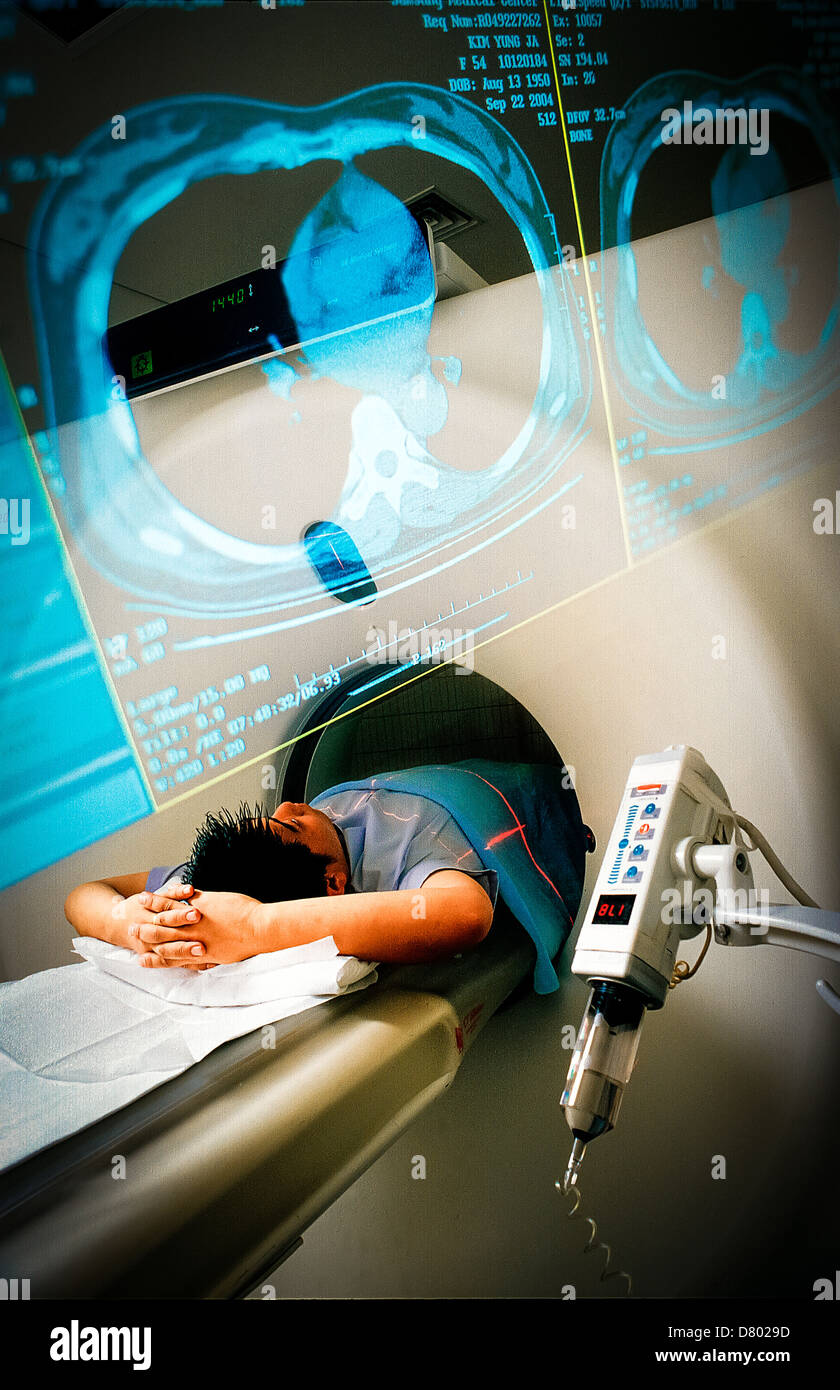 Un paziente viene sottoposto ad una scansione TC sotto la cura di personale presso il Samsung Medical Center. Foto Stock